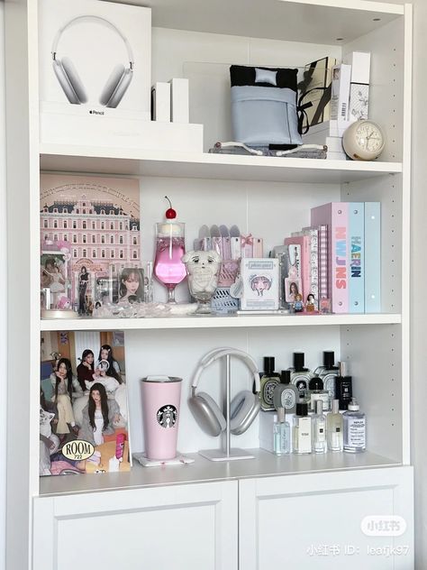 Ikea Shelf Ideas, Bedroom Ideas Kpop, Home Shelf Decor, Pink Shelves, Home Shelf, Chambre Inspo, Rooms Ideas, Pinterest Room Decor, Girly Room