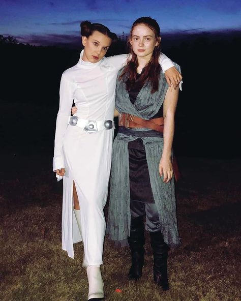 Stranger Things Halloween 2018 Millie Bobby Brown asson 3 Princess Leia Sadie Sink As Kylo Ren, Star Wars Season 3 Disfraces Stranger Things, Princess Lea, Disfraz Star Wars, Stranger Things Halloween Costume, Princess Leia Costume, Leia Costume, Stranger Things Costume, Stranger Things Halloween, Leia Star Wars