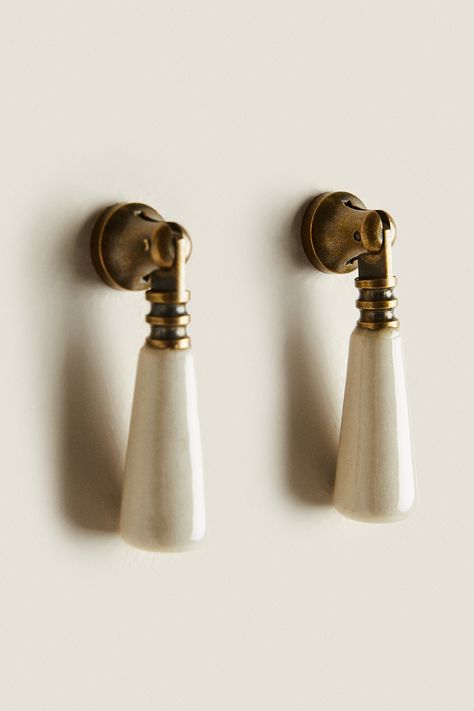 DROPLET DOOR KNOB (PACK OF 2) - White | ZARA United States White Cabinets Brass Hardware, Vintage Cabinet Hardware, Mid Century Modern Door, Modern Cabinet Knobs, Closet Door Knobs, Door Handles Vintage, Interior Door Knobs, Unique Knobs, Door Handles Interior