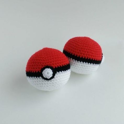 Free Pokeball Crochet Amigurumi Pattern - Pokéball Crochet Tutorial – Little Bear Crochets Pokeball Crochet Pattern, Pokeball Pattern, Pokeball Crochet, Pokemon Crochet Pattern, Crochet Pokemon, Pokemon Ball, Crochet Mignon, Crochet Ball, Confection Au Crochet