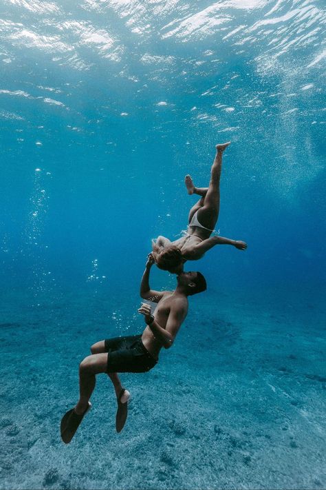 Koby and Jasmine were such dream clients for our beach couples session and couples Hawaii photoshoot! This adventurous couple decided to create even more memorable couples beach photos by turning this into an underwater photography couples photoshoot! Check out the blog for Hawaii underwater couples photos, beach couples photoshoot ideas, couples adventure photoshoot, Hawaii photo ideas couple, Hawaii couples pictures, couples beach poses, couples beach aesthetic, and more! Underwater Swimming Photography, Underwater Couple Photography, Ocean Couples Photoshoot, Couples Beach Aesthetic, Couple In Water, Underwater Poses, Hawaii Photo Ideas, Underwater Photography Couples, Couple Hawaii