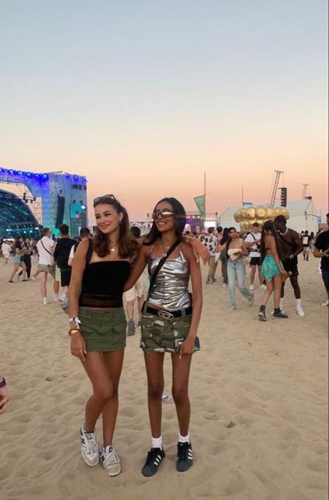 In It Together Festival Outfits, Sundown Outfits, Reading Festival Outfits 2023, Cool Girl Festival Outfits, Leeds Festival Outfits Uk, Matching Concert Outfits Friends, Fest Outfit Summer, Retro Concert Outfit, What To Wear To A Festival