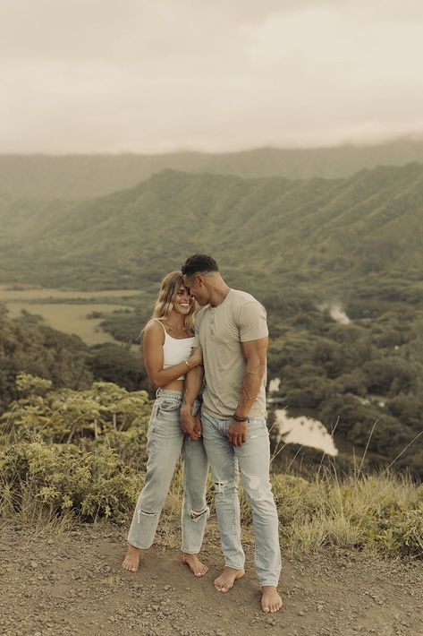Couple Poses Outfit, Summer Couple Outfits For Pictures, Self Taken Couple Pictures, Couples Overalls Photoshoot, Outfit Ideas Couples Photoshoot, Couple Photoshoot Summer Outfit, Easy Couple Photos Ideas, Couple Picture Outfit Ideas Summer, Cute Casual Couple Photos