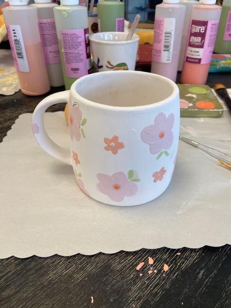 Paint A Pot Mug Ideas, Mug Paintings Ideas, Ceramic Mugs Flowers, Pottery Painting Designs Cup, Cute Painted Mugs Simple, Pottery Painting Ideas Pots, Painted Mugs Flowers, Easy Mug Designs Paint, Ceramic Mug Designs Painted Easy