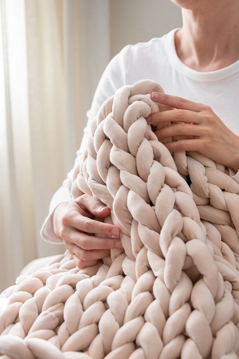 DIY arm knit blanket Arm Knitting Blanket Diy, Large Knit Blanket, Arm Knit Blanket, Arm Crocheting, Arm Knitting Yarn, Diy Knit Blanket, Chunky Knit Blanket Diy, Giant Knit Blanket, Homemade Gift Ideas