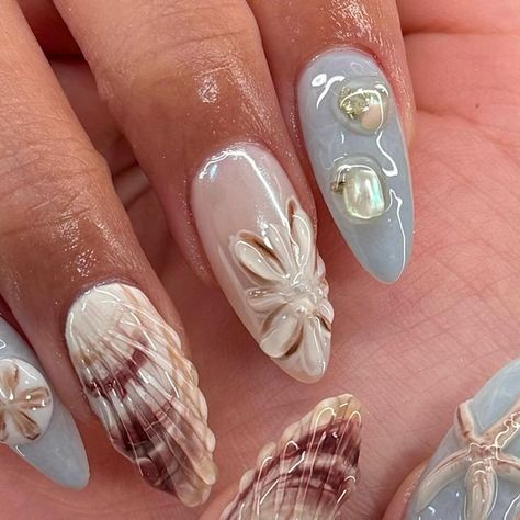 APRÉS GEL X NAILS 🇨🇦 on Instagram: "she sells seashells by the seashore 🎶

with inspiration from @oaklestudio 

#gelxnails #almondnails #shellnails #seashellnails #naturenails #beachnails #beachvibes #oceannails #summernails #summernailinspo #gelnailsdesign #nailart #3Dnails #nailcharms #nails2inspire #pinterestnails #mermaidnails #nailsoftheday" Gel D Nails, Nail Inspo That Goes With Everything, Summer Nail Acrylic Ideas, Gel Nail Inspo Art Designs, Seashell Mermaid Nails, Seashell Inspired Nails, Mermaid Nail Inspiration, Beach Mermaid Nails, Nail Inspiration Birthday