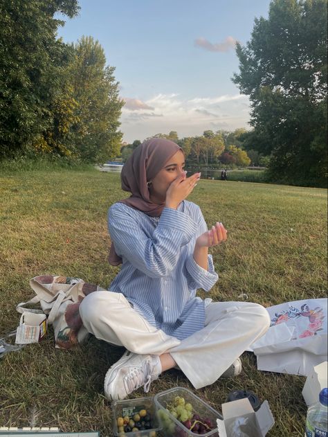 Hijabi outfit aesthetic picnic summer Picnic Outfit Ideas Casual, Muslim Summer Outfits, Modest Summer Outfits Muslim, Summer Outfits Muslim, Hijabi Aesthetic Outfits, Picnic Outfit Ideas, Aesthetic Hijabi Outfits, Summer Modest Outfits, Picnic Date Outfits