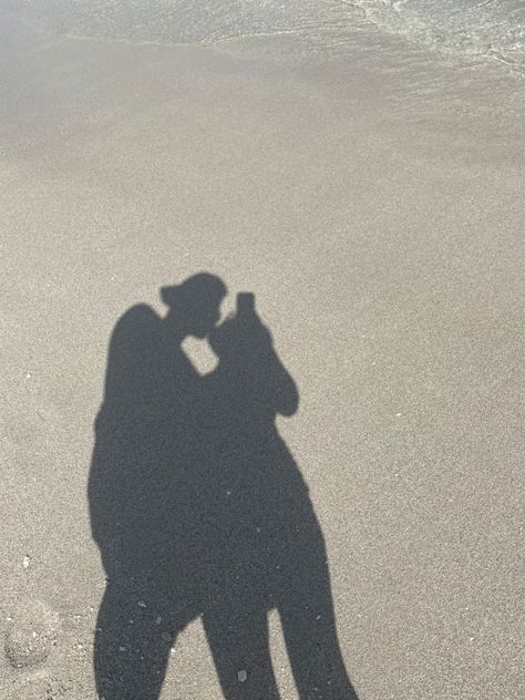 Private Relationship Beach Pictures, Shadow Beach Pictures, Cute Pics For Private Couples, Couple Poses Shadow, Beach Couple Pictures Selfie, Private But Not A Secret Couple Poses Beach, Beach Couple Selfies, Couple Not Showing Face, Shadow Couple Pictures