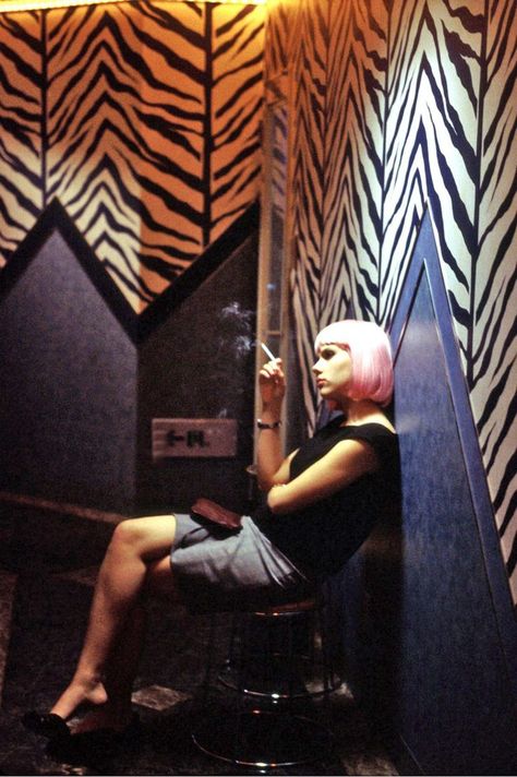 scarlett johansson LOST IN TRANSLATION MOVIE PHOTOS | Scarlett Johansson in Lost in Translation (2003) | Programming Lost In Traslation, Richard Ayoade, Septième Art, Pink Wig, Bill Murray, Lost In Translation, Film Inspiration, Sofia Coppola, Stanley Kubrick