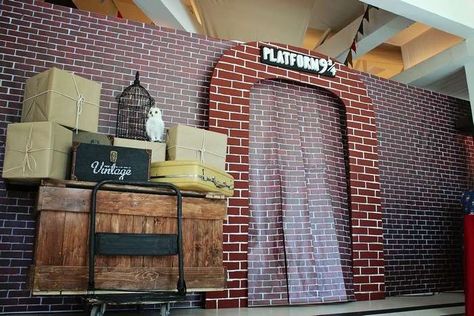 Harry Potter Carnival Games, Harry Potter Backdrop Party Ideas, Platform 9 3/4, Harry Potter Backdrop, Deco Noel Harry Potter, Harry Potter Motto Party, Baby Harry Potter, Classe Harry Potter, Harry Potter Christmas Decorations