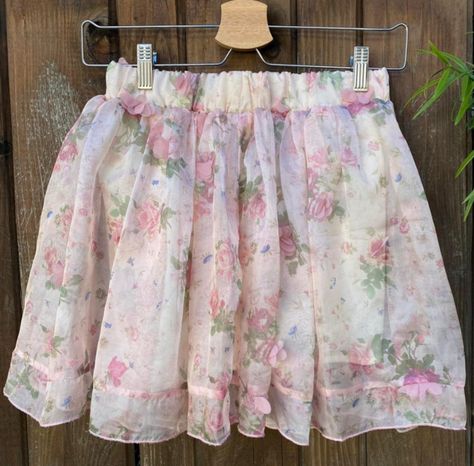 Coquette Pink Skirt, Pink Floral Outfit Aesthetic, Pink Skirt Coquette, Pink Skirt Aesthetic, Blusas Coquette, Coquette Skirts, Coquette Pants, Coquette Skirt, Floral Coquette