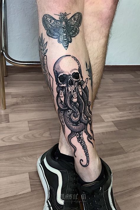 Skull Dotwork, Octopus Skull, M Tattoo, Kraken Tattoo, Tato Dada, Tato Naga, Shin Tattoo, Octopus Tattoo Design, M Tattoos