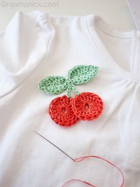 Make these adorable crocheted cherries to use as a brooch or an appliqué. Crochet, Crochet Patterns, Crochet Cherry, Cherry Pattern, Crochet Projects, Crochet Necklace, Cherry, Pattern