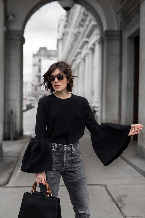 Love these statement sleeves Estilo Tomboy, How To Wear Leggings, Cool Girl Style, Stylish Jumpsuit, Mode Jeans, Statement Sleeves, Cooler Look, Looks Street Style, Looks Black