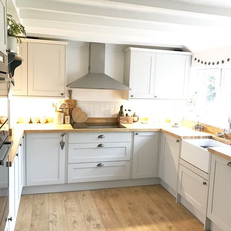 Modern cottage country kitchen fron howdens. @theoldforgecottage Modern Country Kitchen Diner, Grey Country Kitchen, Country Kitchen Diner, Cottage Country Kitchen, Modern Oven, Modern Country Kitchen, Kitchen Cabinet Interior, Country House Kitchen, Kitchen Dining Room Combo