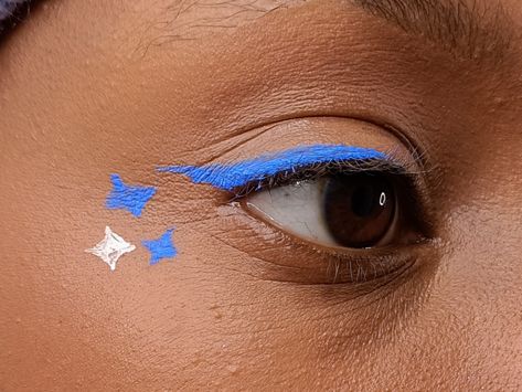 #makeup #liner #eyeshadow #blue #white  #stars #aesthetic #ghabzies 60s Blue Makeup, White Stars Aesthetic, Blue And White Eyeliner, Blue Graphic Eyeliner, Blue Graphic Liner, Blue Eyeliner Looks, Makeup Liner, Liner Eyeshadow, White Liquid Eyeliner