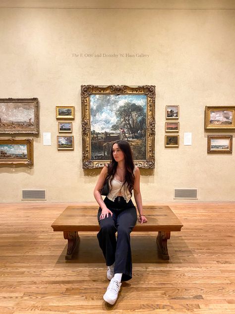 Photoshoot Simple, Museum Date Outfit, Philadelphia Art Museum, Museum Photoshoot, Poses Sitting, Natural Poses, Art Gallery Outfit, Museum Outfit, Philadelphia Art