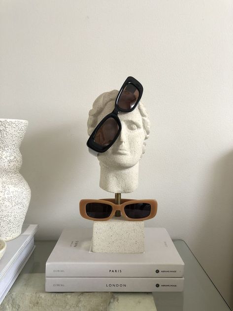 Sunglasses Flatlay, Sculpture Face, نظارات شمسية, 카페 인테리어 디자인, Cream Aesthetic, Classy Aesthetic, Foto Ideas Instagram, Beige Aesthetic, Decor Minimalist