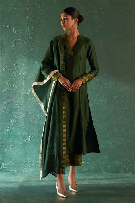 Shop for these amazing collections of Green Kurta And Dupatta Chanderi Woven Stripe Pattern V Palazzo Set For Women by Charkhee online at Aza Fashions. Kurta And Dupatta, Dupatta Border, Chanderi Kurta, Kurta Neck Design, Kurta Palazzo, Palazzo Set, Dupion Silk, Embroidery Suits, Suit Designs