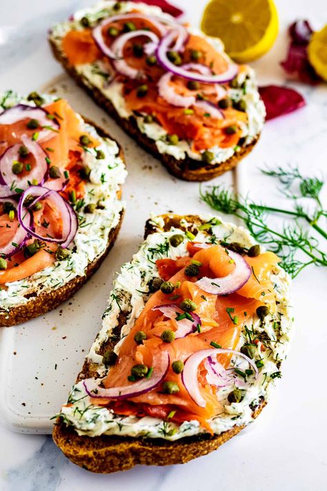 Bagels With Cream Cheese, Cheese For Breakfast, Breakfast Toasts, Cream Cheese Toast, Smoked Salmon Breakfast, Salmon Breakfast, Smoked Salmon Bagel, Lox And Bagels, Salmon Bagel