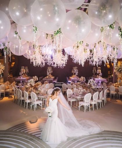 amazing wedding decor ideas white balloons floating above dance floor Balloon Ceiling, Enhance Beauty, Wedding Ceiling, White Wedding Decorations, Balloon Wedding, Wedding Balloon Decorations, Wedding Decor Ideas, Balloon Columns, White Balloons