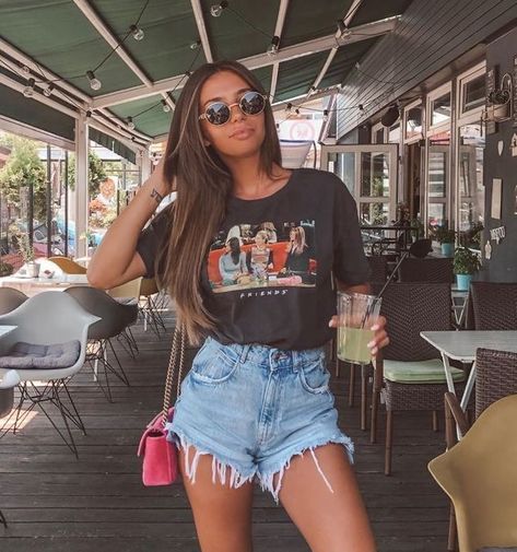 Denim Shorts Outfit, Populaire Outfits, Teenage Outfits, Outfits Mit Shorts, Denim Skirt Outfits, Ținută Casual, Zara Fashion, Celebrity Trends, Skirt Shoes