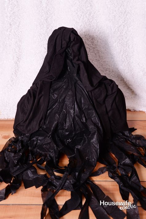 How to make a pinata out of a paper bag. How to make a Harry Potter Dementor Pinata. Dementor Pinata, Paper Bag Pinata, Best Birthday Party Ideas, Harry Potter Motto Party, Caladium Varieties, Harry Potter Dementors, How To Make A Piñata, Farmhouse Bathroom Art, Pinata Ideas