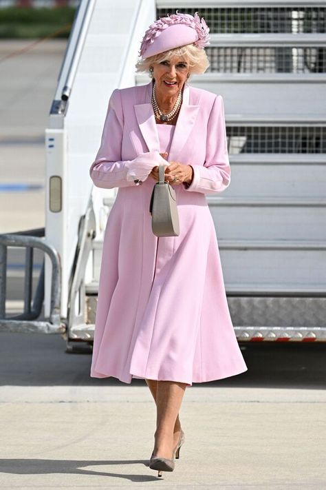 Queen Camilla looks pretty in baby pink as she arrives in France Prins Charles, Image King, Camilla Duchess Of Cornwall, Queen Camilla, Royal Family News, Camilla Parker Bowles, King Charles Iii, Princess Alexandra, Royal Engagement