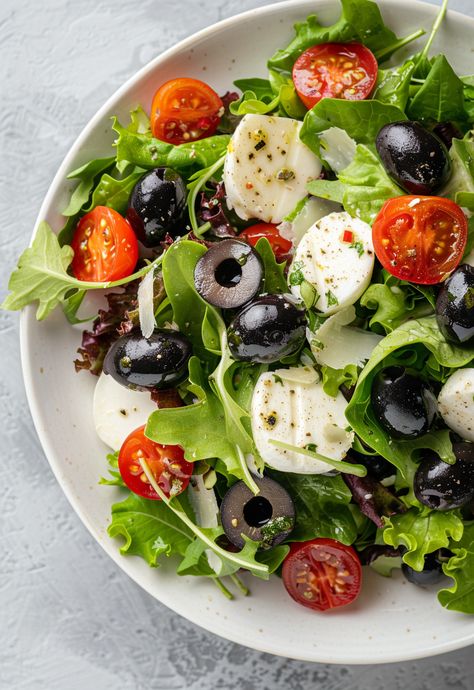 Make a simple yet tasty Greek Salad with this quick and easy recipe. Great for any occasion! Quick Healthy Easy Meals, Simple Healthy Salads, Simple Salad Ideas, Salads Recipes Healthy, Health Salads, Crockpot Meals Healthy, Food Recipes For Dinner Healthy, Light Salad Recipes, Simple Greek Salad