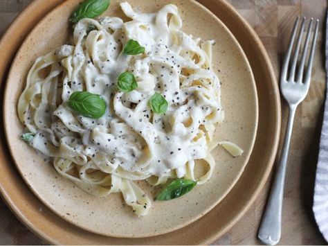 This is a very creamy guilt free sauce. Vegan Sauces, Tofu Alfredo Sauce, Tofu Alfredo, Vegan Alfredo Sauce, Vegan Alfredo, Tofu Recipes Vegan, Tofu Vegan, Vegan Tofu, Alfredo Sauce Recipe