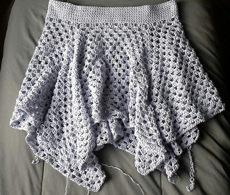 #Crochet granny skirt free pattern by High Strung Designs Crocheted Skirt, Squared Clothes, Skirt Pattern Free, Crochet Bottoms, Crochet Skirt Pattern, Irish Crochet Dress, Crochet Skirts, Kleidung Diy, Granny Square Crochet Pattern