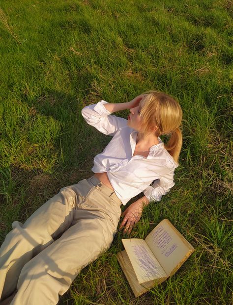 Pictures In Grass Aesthetic, Aesthetic Picture Person, Photo Outside Ideas, Aesthetic Pictures Person, Photo Shoot Outdoor Ideas, Meadow Photoshoot Aesthetic, Lawn Photoshoot Ideas, Laying Down In Grass Pose, Sitting In Grass Aesthetic