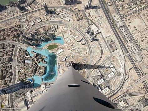 The view from the 163rd floor of the Burjkhalifa skyscraper, in Dubai. Samar, Abu Dabi, Khalifa Dubai, Dubai Skyscraper, Earth Photos, Kunst Inspiration, Visit Dubai, Dubai Travel, Birds Eye View