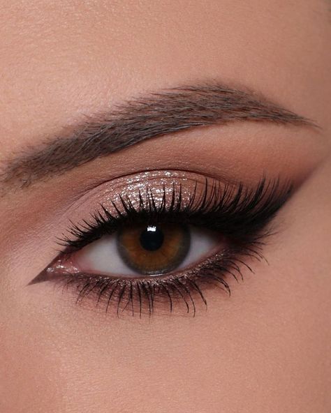 Clean Makeup With Eyeliner, Brown Ombre Eyeshadow, Bridal Makeup Smokey Eye Natural, Makeup Ideas Simple Natural Looks, Light Gold Makeup Looks, Makeup Look For Bridesmaid, Plus Size Wedding Makeup, Natural Prom Eye Makeup, Brown Eyeliner Makeup Looks