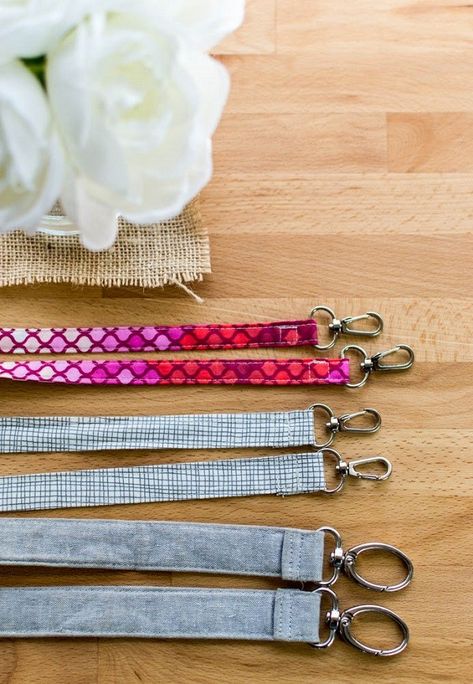 Tutorial: Easy bag straps that are removable Diy Bag Strap, Sacs Tote Bags, Diy Bags Purses, Beginner Sewing Projects Easy, Diy Purse, Leftover Fabric, Purse Strap, Handbag Straps, Simple Bags