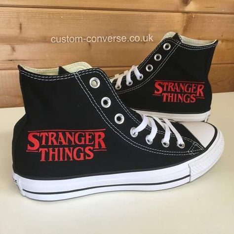 Boty Converse, Mode Converse, Stranger Things Logo, Stranger Things Merch, Stranger Things Merchandise, Stranger Things Outfit, Converse Trainers, Stranger Things Girl, High Top Converse