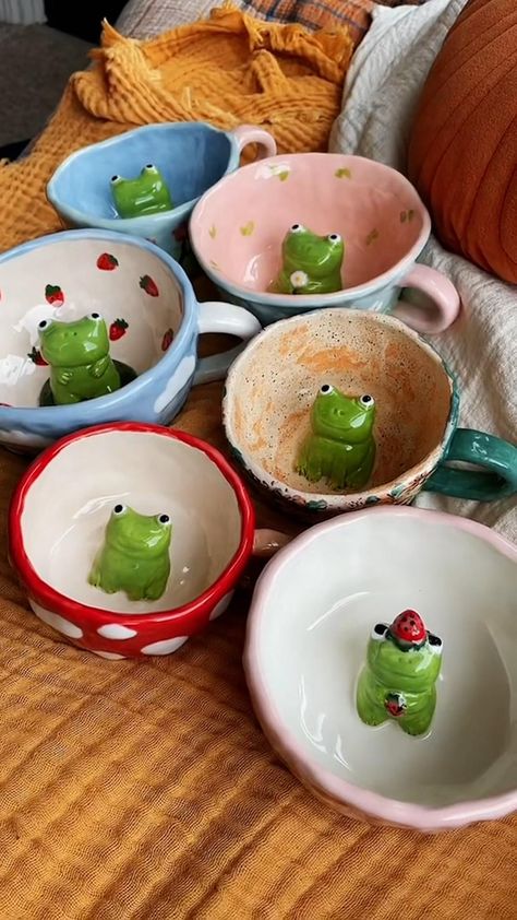 Frog Pottery Ideas, Frog Ceramics Pottery, Ceramic Frog Mug, Frog Mug Pottery, Ceramic Frogs Pottery, Frog Pottery Painting, Ceramics Frog, Mug Ideas Pottery, Cool Ceramics Projects