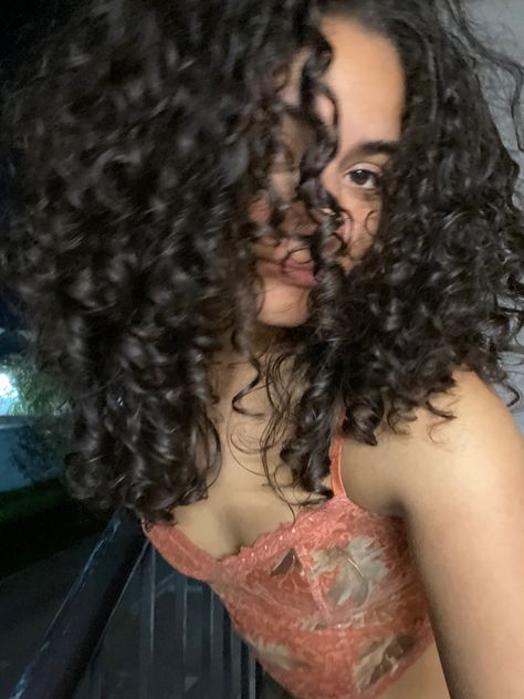 Moroccan Curly Hair, Emily Demian Hair, Jet Black Hair Curly, Curly Hair Aesthetic Girl, Curly Hair Mirror Pic, Dark Brown Hair Curly, Jet Black Curly Hair, Curly Girl Aesthetic, Selfie Curly Hair