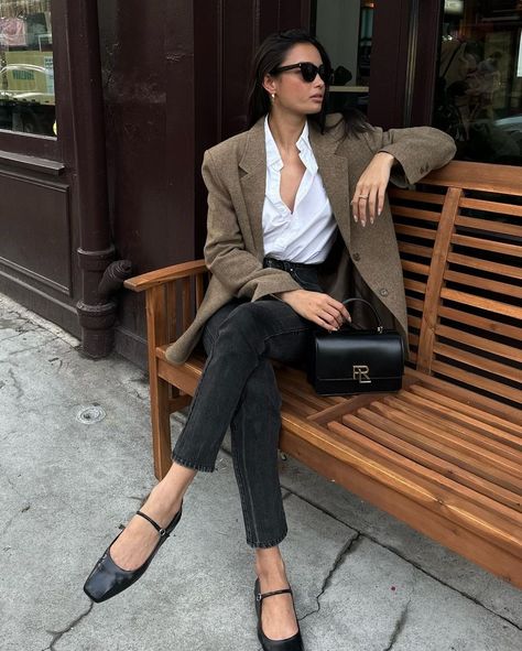 In the evolving landscape of work environments, mastering the art of putting together business casual outfits is more challenging than ever. Here’s how to choose the right office style essentials that strike the perfect balance between formal and casual wear. Models Off Duty, Business Casual Outfits, Style Wide Leg Jeans, Kelsey Merritt, Look Formal, Business Chic, Beige Blazer, Clothing Essentials, Looks Chic