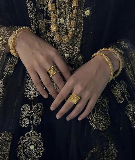 Unique Gold Jewelry Designs, Arabic Jewelry, Gold Girl, Jewelry Accessories Ideas, Arab Fashion, Jewelry Lookbook, Dope Jewelry, Indian Aesthetic, Classy Jewelry