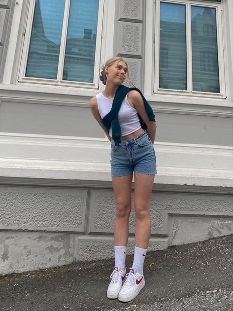 Short And Socks Outfit, Shorts With Long Socks Outfits, Nike Socks Outfit Summer, Long Socks And Shorts Outfit, Shorts Long Socks Outfit, Socks Shorts Outfit, Tank Top Outfits With Shorts, Outfit Ideas With Nike Socks, Crewneck Shorts Outfit