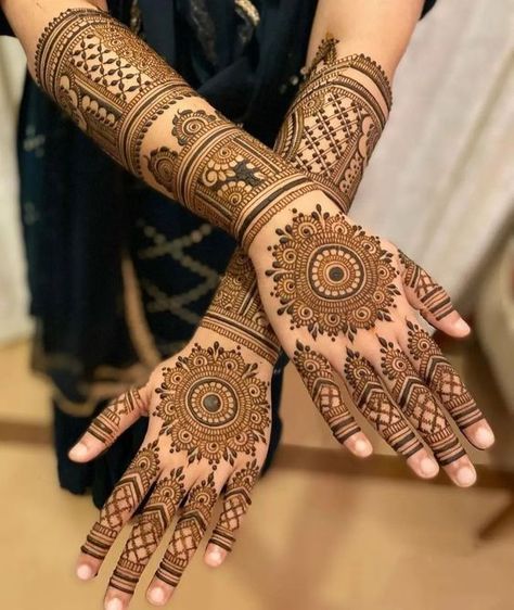 Arabaic Mehndi Designs for Bride Henna Tattoo Design, Hand Mehendi, Bridal Mehndi Design, Tato Henna, Mehndi Designs Bridal Hands, New Bridal Mehndi Designs, Very Simple Mehndi Designs, Simple Mehndi Designs Fingers, Bridal Henna Designs