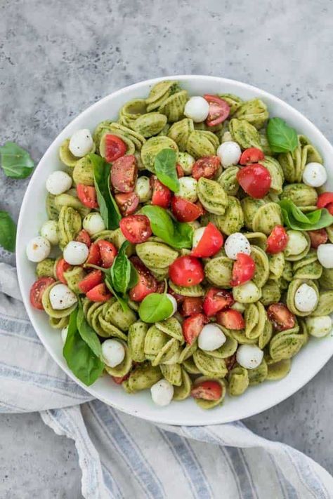 Caprese Pasta Salad. The ultimate summer potluck dish, it's made with chunks of pearl mozzarella, juicy grape tomatoes and tossed in a bright pesto sauce! | Pasta Salad | Pesto Recipes | Caprese Salad | #pasta #salad #pesto #potluck #feelgoodfoodie Good Recipes For Dinner Vegetarian, Caprese Pesto Pasta Salad, Cute Potluck Ideas, Food Recipes Salads, Easy Healthy Meal Recipes, Veggie Food Ideas, Healthy Recipes Ideas, That Girl Dinner, Girls Dinner Ideas