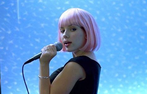 I love this shot so much. // Lost In Translation Lost In Translation Movie, Lost In Traslation, Sofia Coppola Movies, Наташа Romanoff, Jackie Brown, Tori Kelly, Scarlet Johansson, Scarlett Johanson, Pink Wig