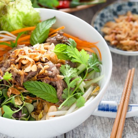 Bun Bo Nam Bo Beef Bun, Beef Noodle Salad, Salad Calories, Ground Beef Breakfast, Vietnamese Grilled Pork, Vietnamese Beef, Bo Bun, Pork Noodles, Pork Salad