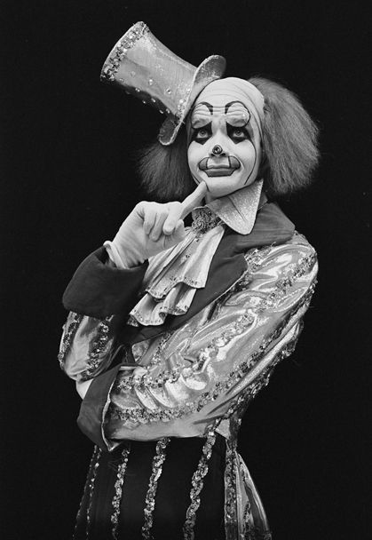 Vintage Circus clown http://WhoLovesYou.ME | #clowns Pantomime, Cirque Vintage, Old Circus, Pierrot Clown, Circus Sideshow, Dark Circus, Send In The Clowns, Night Circus, Vintage Clown