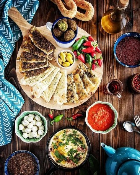 Arab Influencer Aesthetic, Arabic Food Party Ideas, Arabic Brunch Ideas, Arabic Breakfast Ideas Table, Lebanese Food Platter, Arab Brunch Ideas, Hummus Presentation Ideas, Arabic Breakfast Platter, Lebanese Breakfast Table