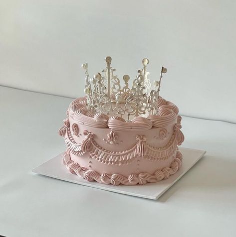 Light Pink Birthday Cake Aesthetic, Cakes Asthetic Picture, Cake Queen Birthday, Princess Cake Simple, Birthday Cake Pink Aesthetic, Sweet 16 Cakes Aesthetic, Pink Cake Aesthetic, Queen Birthday Cake, Birthday Cake Crown