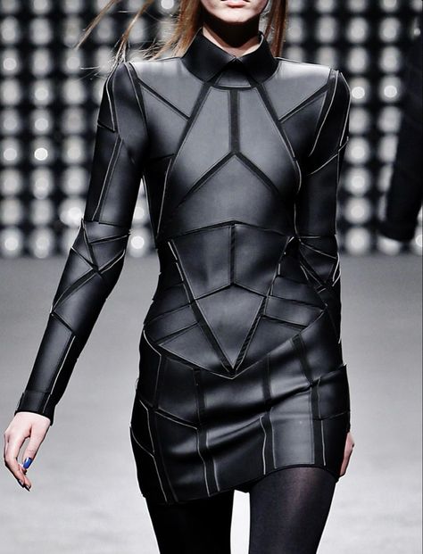 Gareth Pugh, Neo Futurism, Geometric Fashion, Bohemian Mode, Dress Leather, Stil Inspiration, Futuristic Fashion, Style Noir, Future Fashion