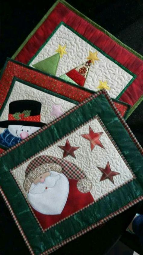 Handmade Gifts For Christmas, Handmade Christmas Gift Ideas, Christmas Mug Rugs, Christmas Quilting Projects, Christmas Patchwork, Folded Fabric Ornaments, Christmas Sewing Projects, Mug Rug Patterns, Holiday Sewing